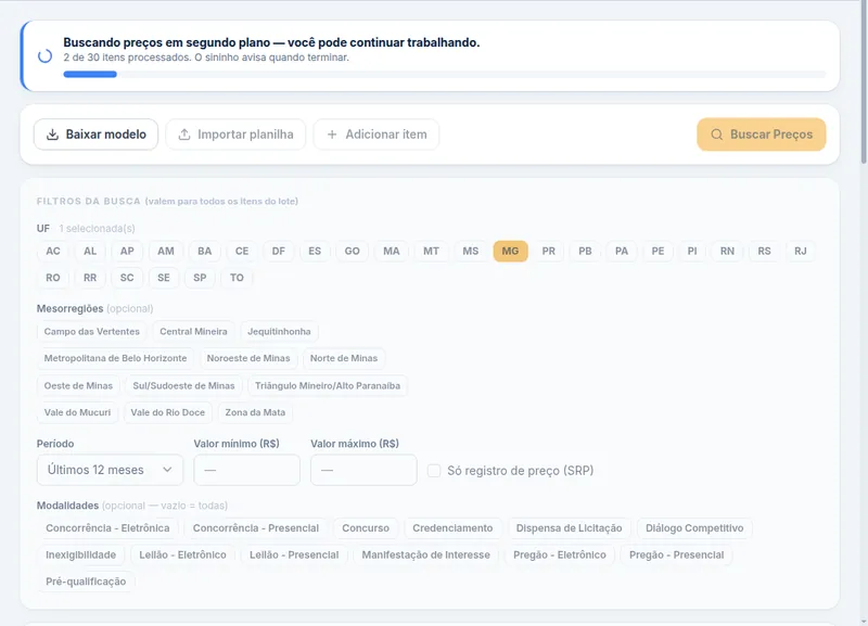 Tela da Busca Automatizada: aviso de que os preços estão sendo buscados em segundo plano, com barra de progresso, e abaixo os botões para baixar o modelo de planilha, importar e disparar a busca, com os filtros de estado, região, período e modalidade que valem para todo o lote.